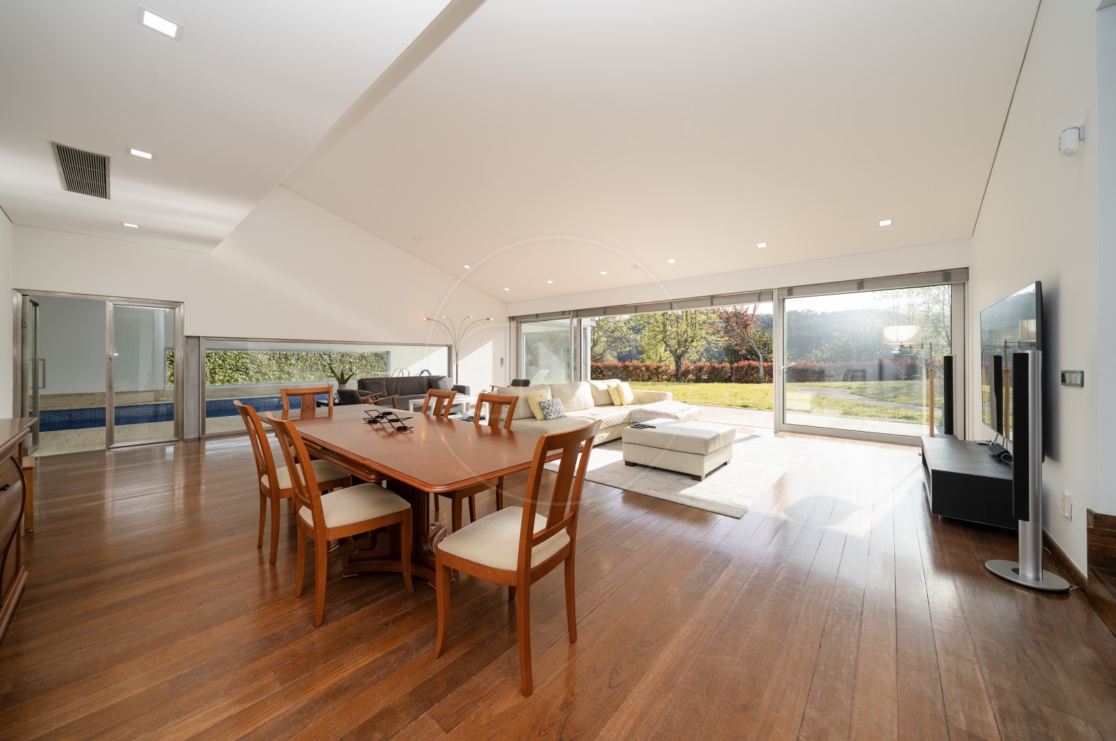 House T4+1 for For sale in Sande Vila Nova e Sande São Clemente, Guimarães, Braga - Sala (Imagem 1)