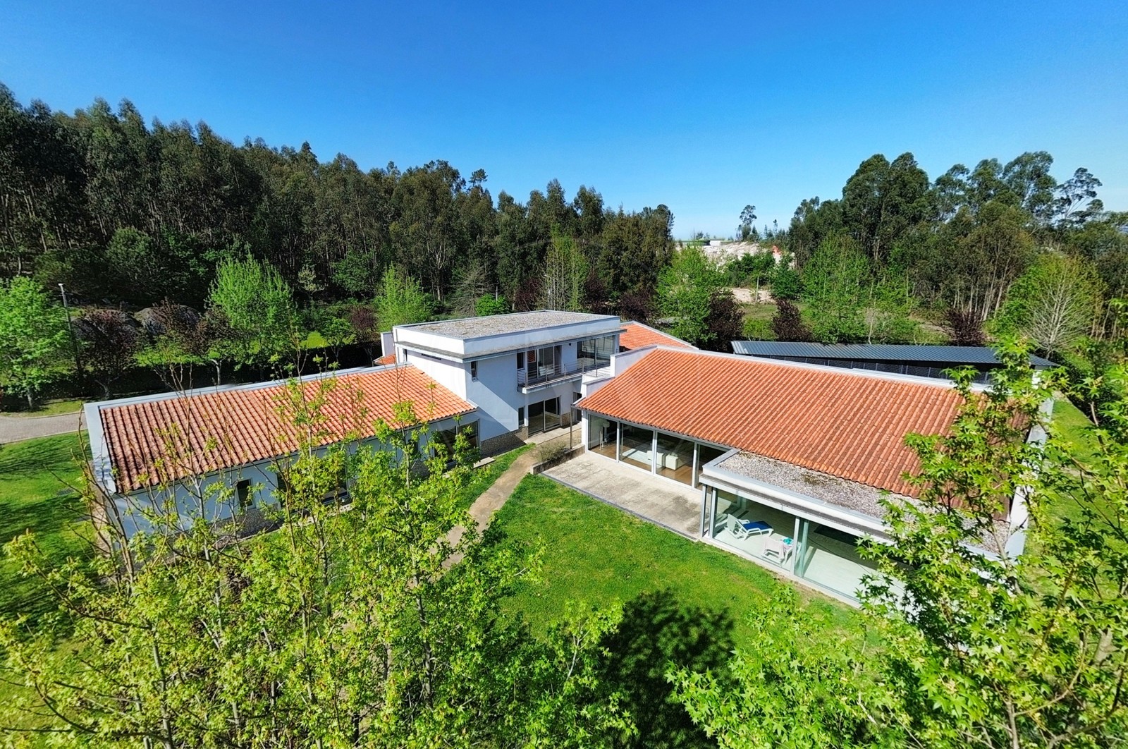 House T4+1 for For sale in Sande Vila Nova e Sande São Clemente, Guimarães, Braga - Fachada (Imagem 2)