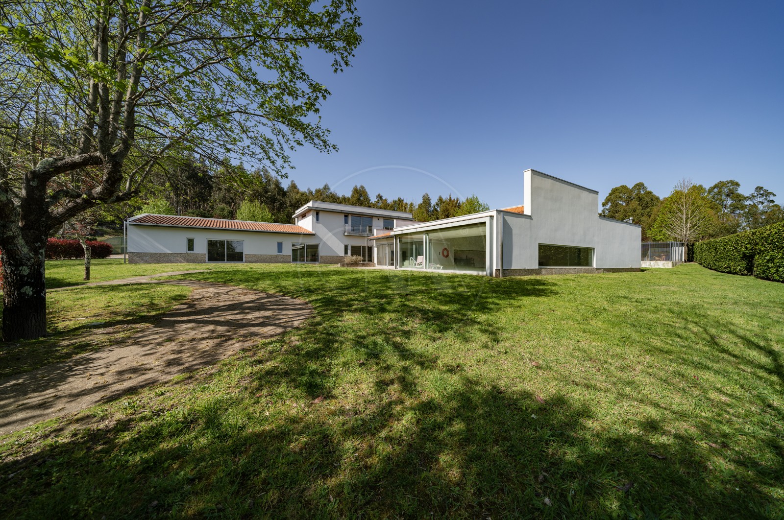 House T4+1 for For sale in Sande Vila Nova e Sande São Clemente, Guimarães, Braga - Fachada (Imagem 3)