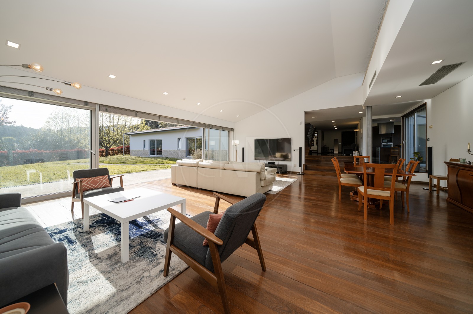 House T4+1 for For sale in Sande Vila Nova e Sande São Clemente, Guimarães, Braga - Sala (Imagem 2)