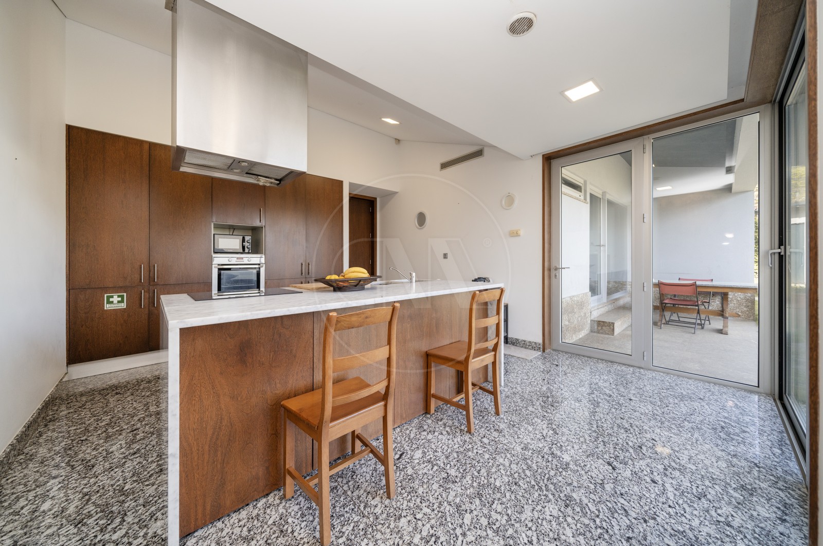 House T4+1 for For sale in Sande Vila Nova e Sande São Clemente, Guimarães, Braga - Cozinha (Imagem 2)