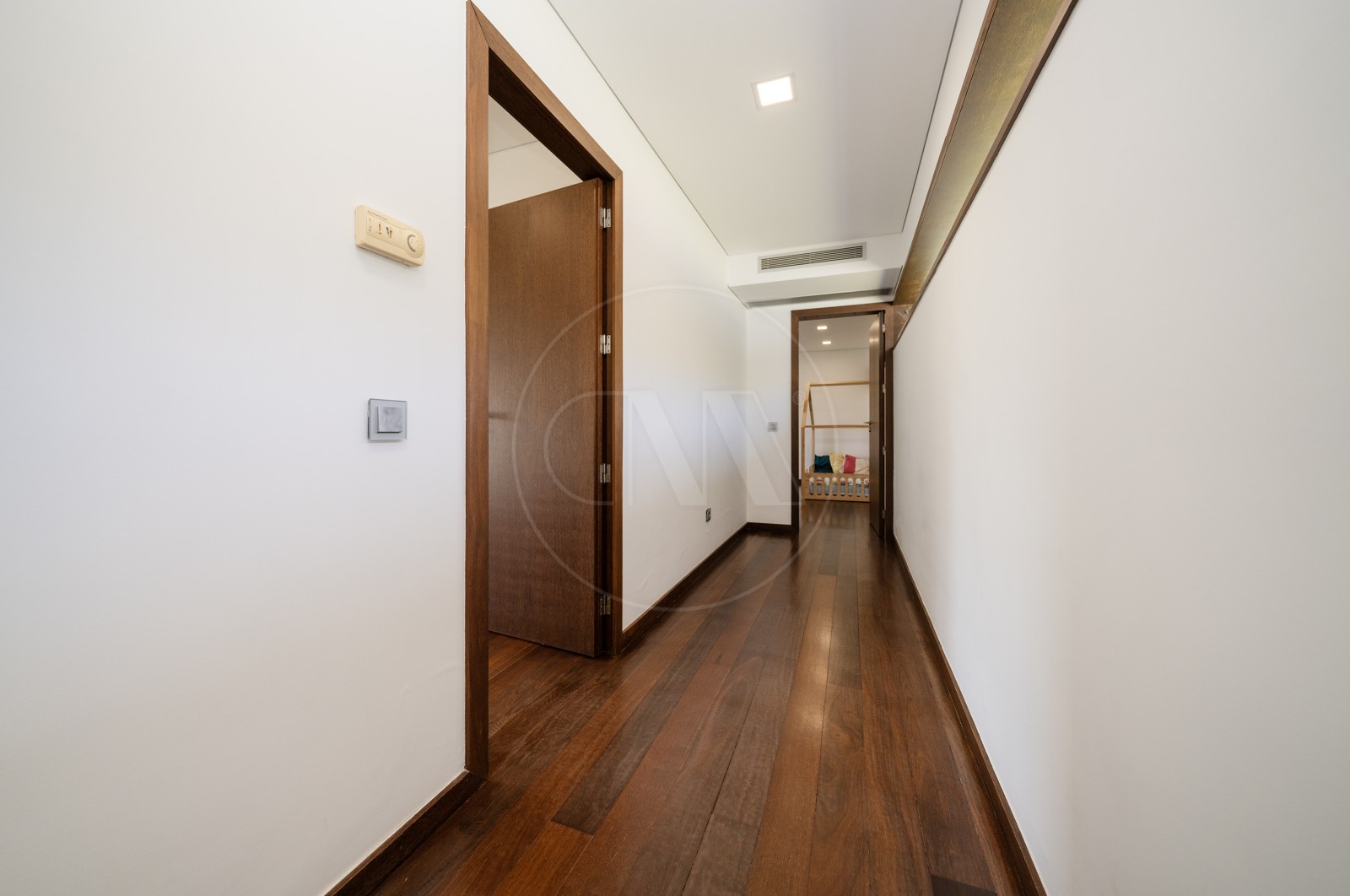 House T4+1 for For sale in Sande Vila Nova e Sande São Clemente, Guimarães, Braga - Corredor (Imagem 2)