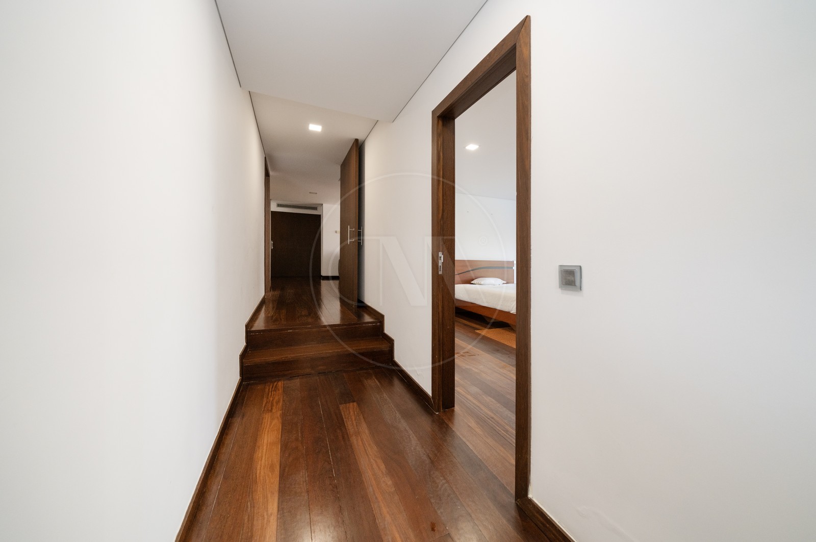 House T4+1 for For sale in Sande Vila Nova e Sande São Clemente, Guimarães, Braga - Corredor (Imagem 4)