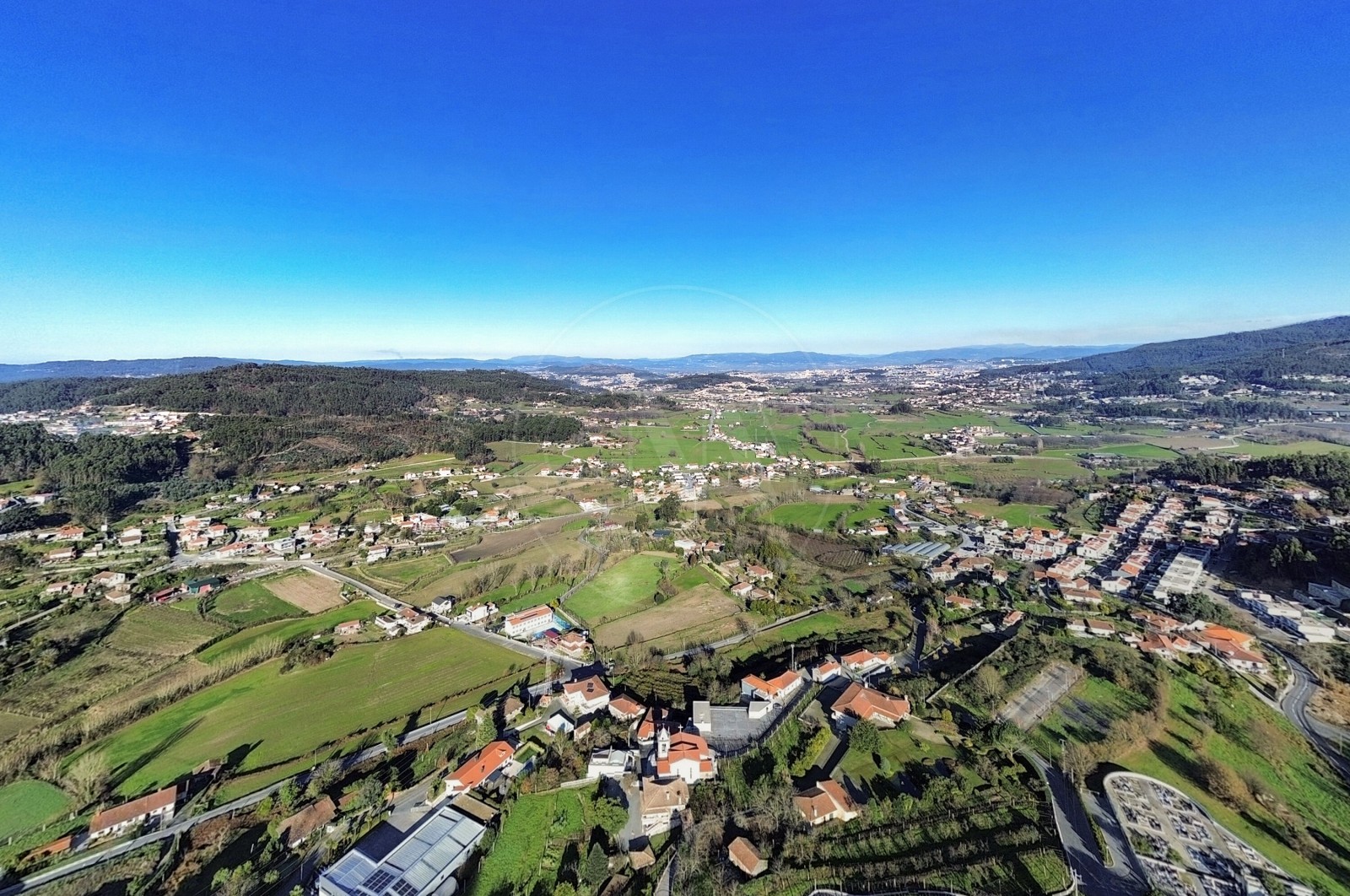 Land Urban for For sale in Escudeiros e Penso (Santo Estêvão e São Vicente), Braga, Braga - Área envolvente (Imagem 1)
