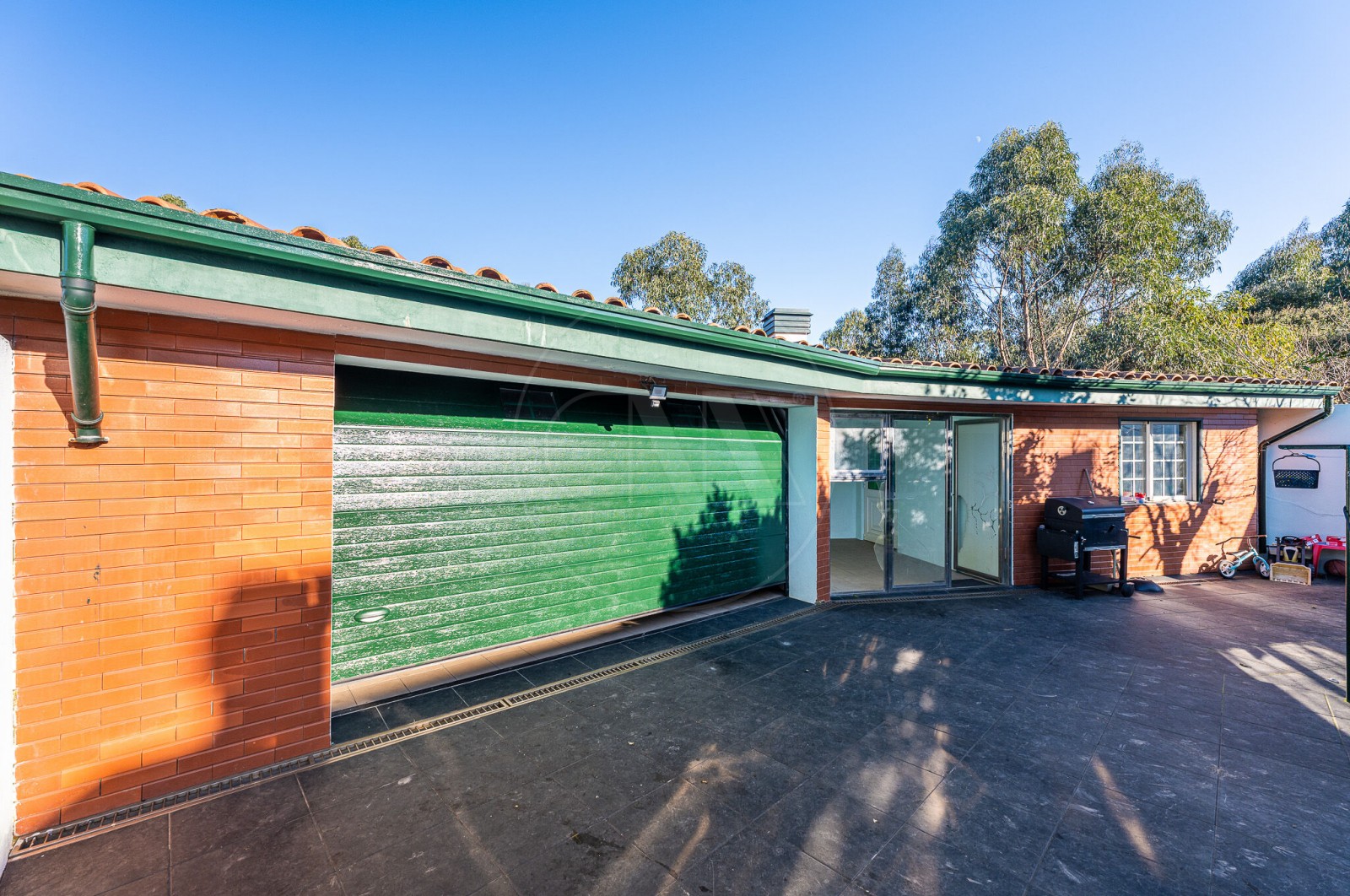 House T4 for For sale in Covelas, Trofa, Porto - Parqueamento/Garagem (Imagem 1)