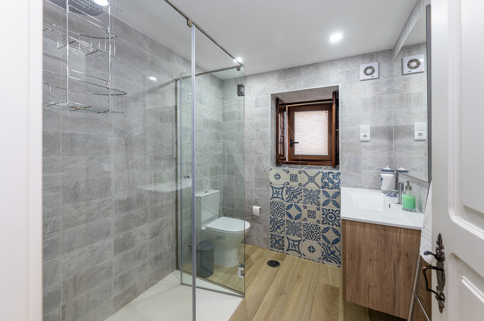 House T4 for For sale in Gondar e Orbacém, Caminha, Viana do Castelo - Casa de banho (Imagem 3)