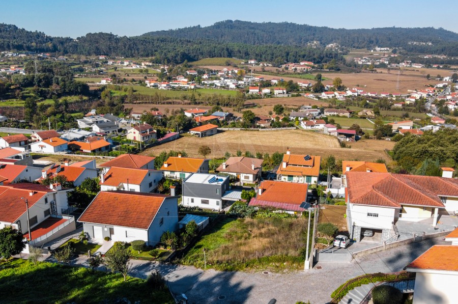 Terreno Urbano para Venda em Escudeiros e Penso (Santo Estêvão e São Vicente), Braga, Braga